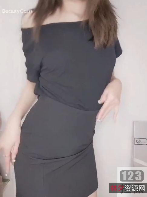 糖糖的短视频合集：节奏感、颜值和小身段的黑白裙、衬衫、JK裙、水手服、秘书COS、灰短裙、对镜自拍，彩蛋等吃货小绿的抖音作品